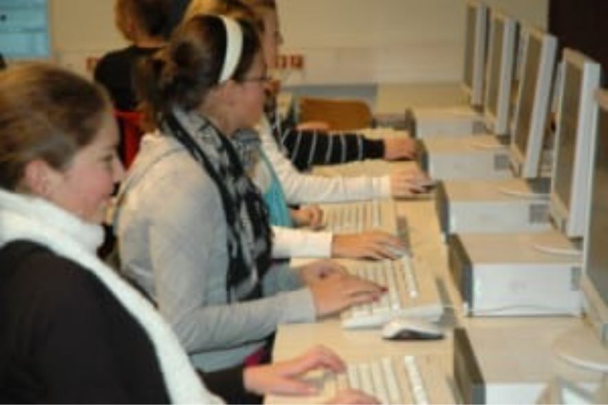 Im Informatik-Unterricht steht jeder Schülerin/jedem Schülerein Rechnerarbeitsplatz zur Verfügung.