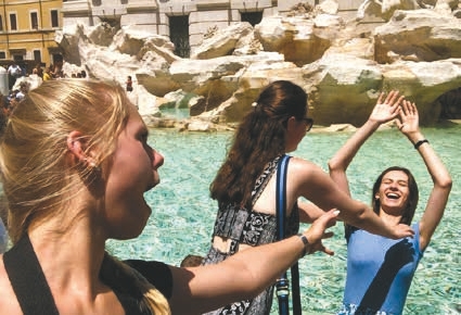 Selfie-Challenge in Rom: Drei Schülerinnen in Action amTrevi-Brunnen
